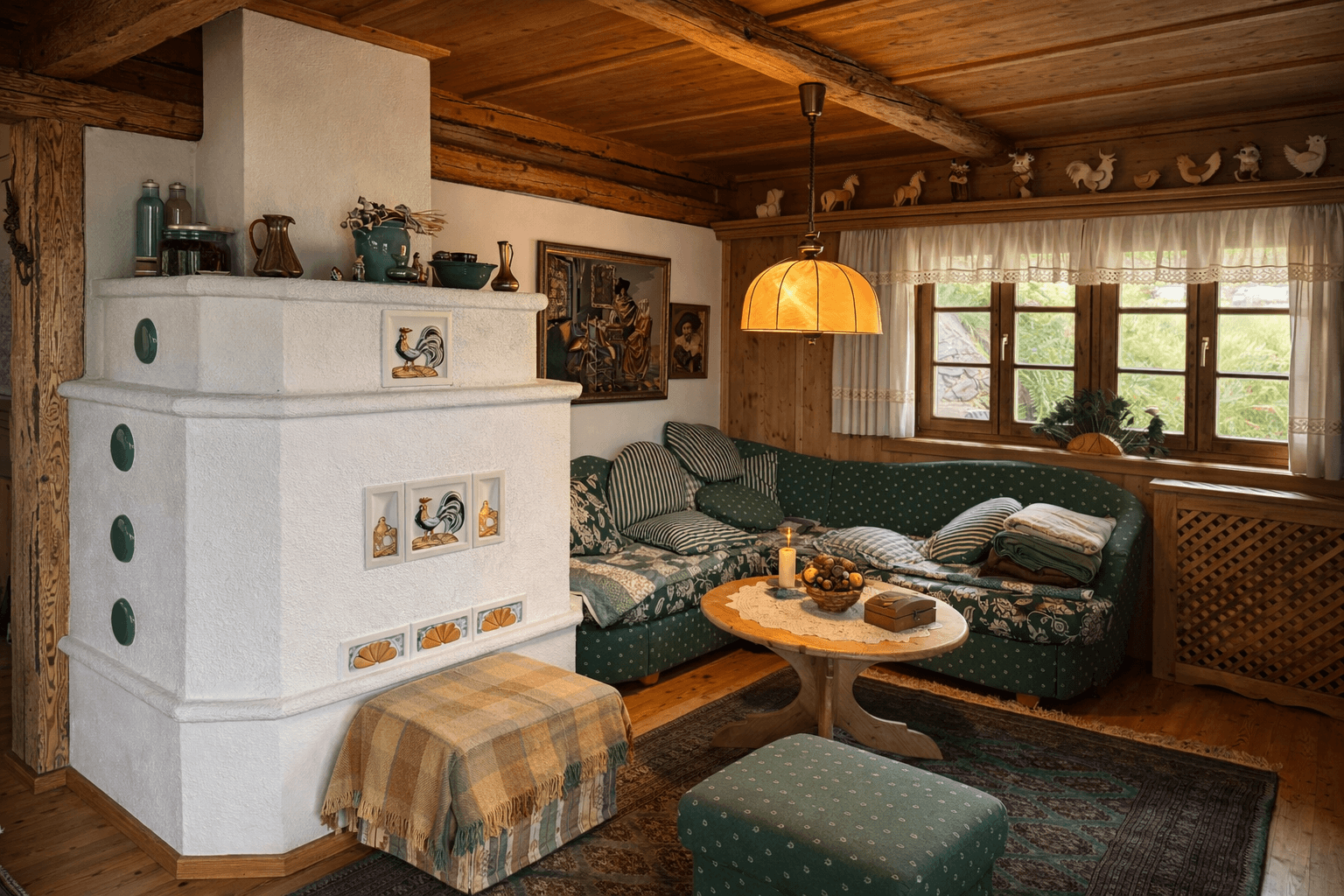 Rustikales Wohnzimmer mit Kachelofen, bequemer Couch und Holzbalkendecke.