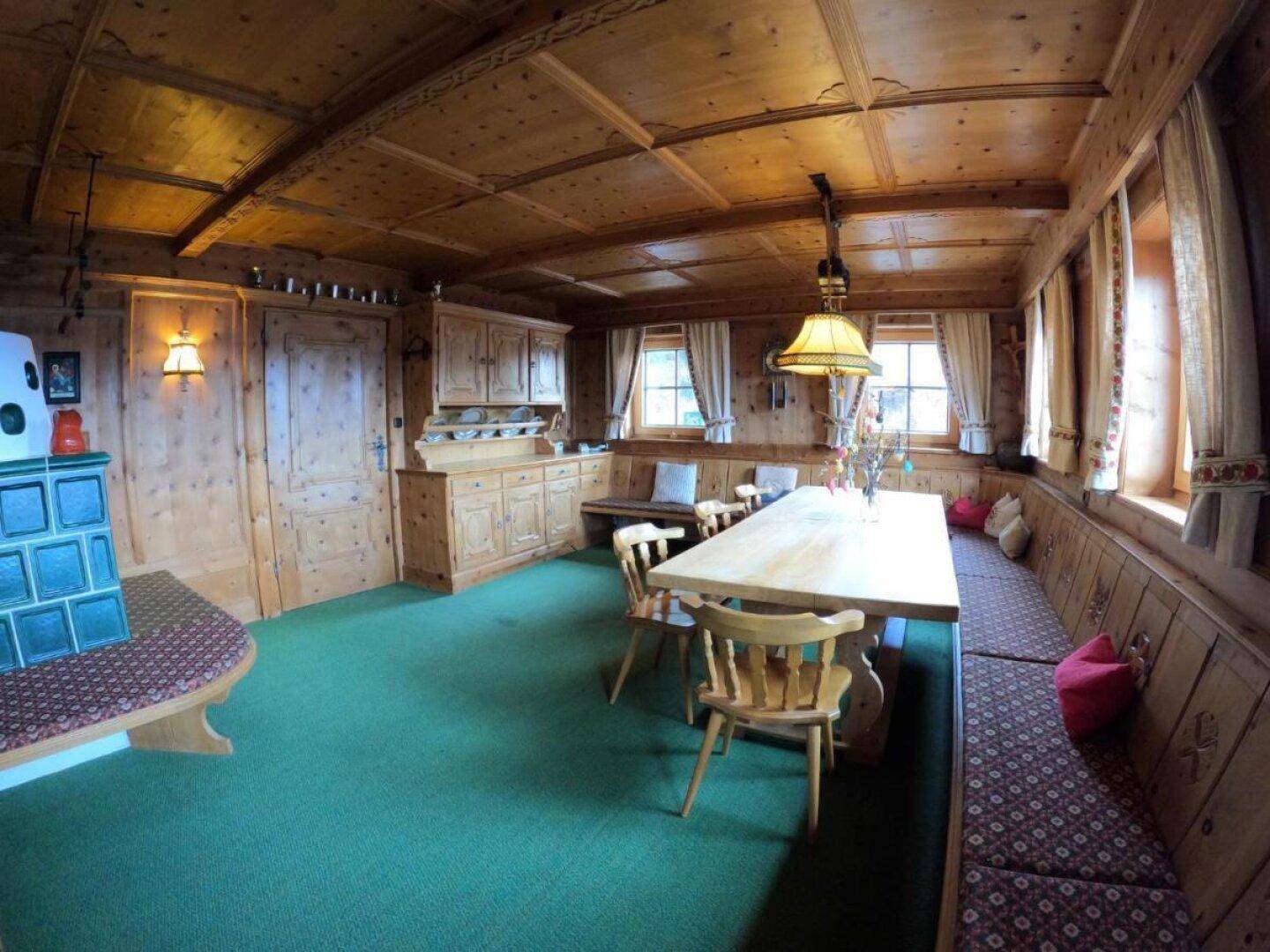 Traditioneller Essbereich mit Holztäfelung, Einbauschränken und Sitzbänken im Landhausstil.