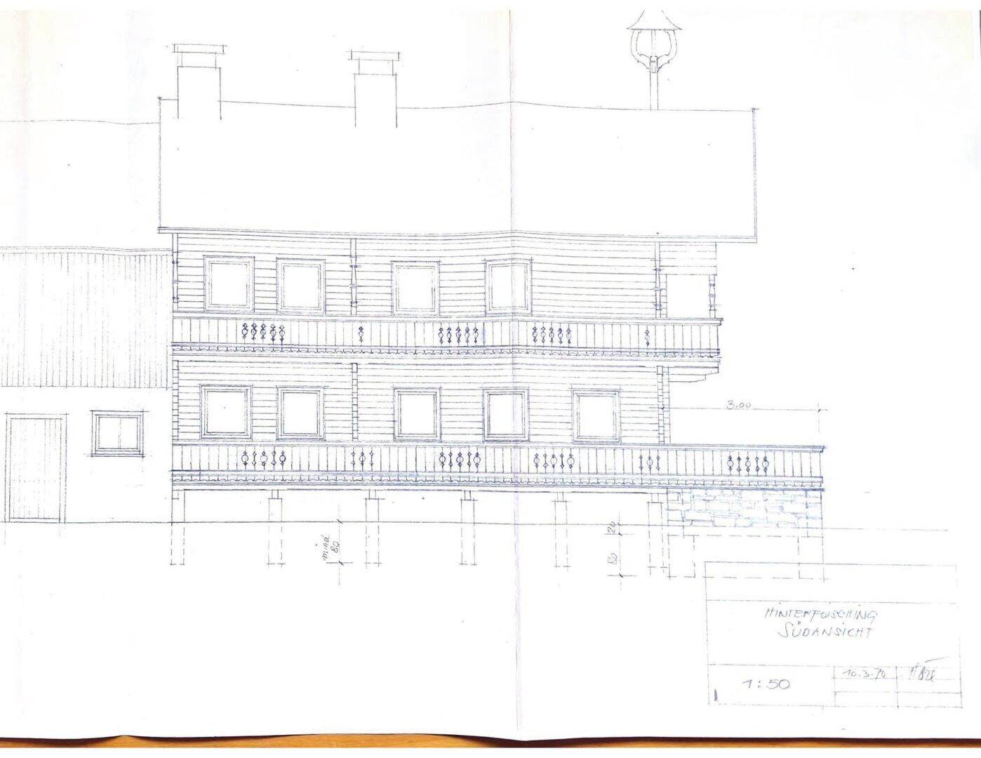 Architektonische Zeichnung der Südansicht eines Holzhauses mit mehreren Balkonen.