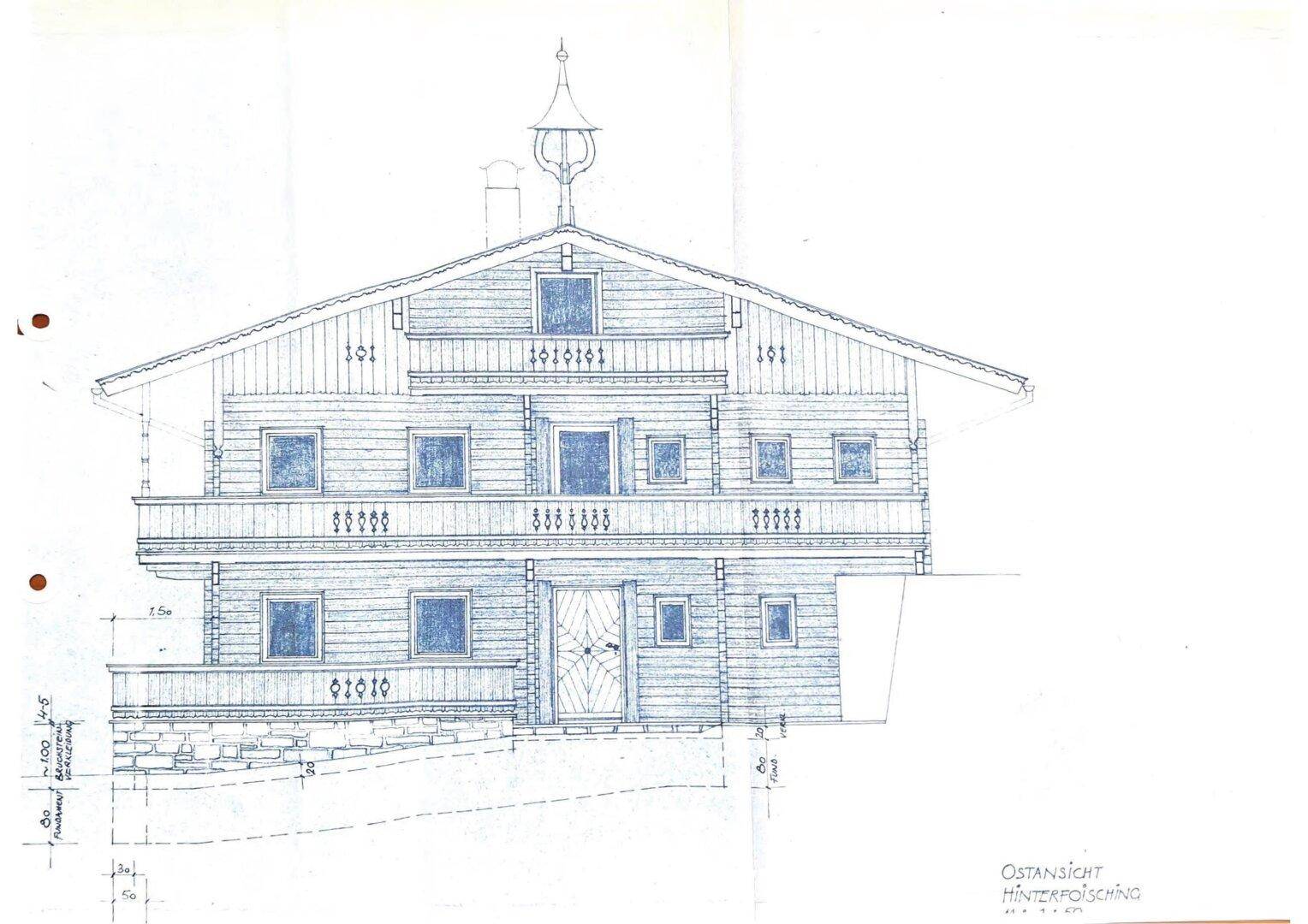 Architektonische Zeichnung der Ostansicht eines traditionellen Holzhauses mit Balkonen.