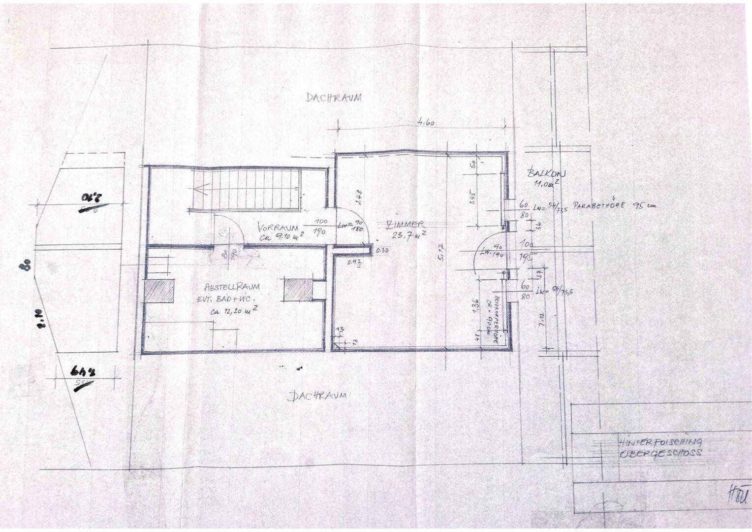 Grundriss des Dachgeschosses mit Zimmer, Abstellraum und Balkon.