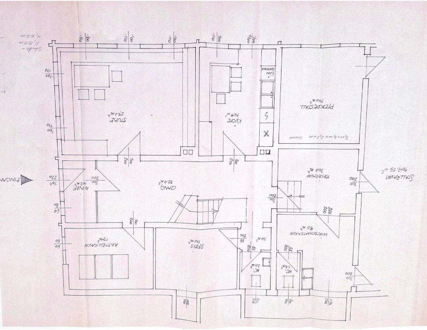 Grundriss des Erdgeschosses mit verschiedenen Räumen und Abmessungen.