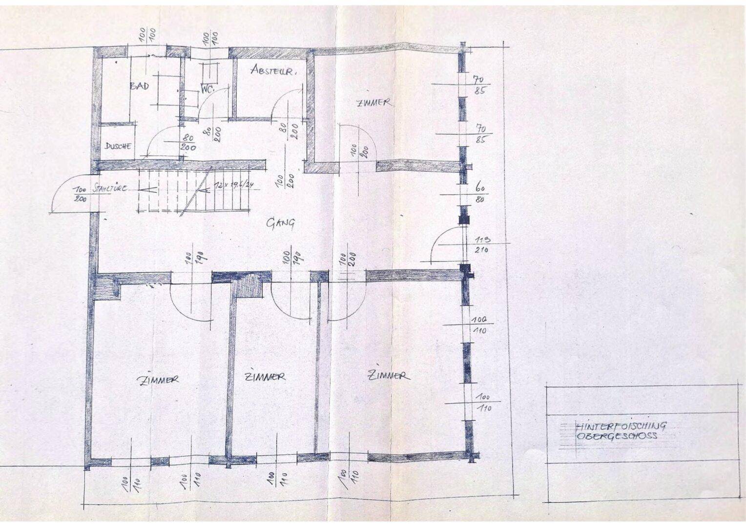 Grundriss des Obergeschosses mit Schlafzimmern, Bad und Flur.