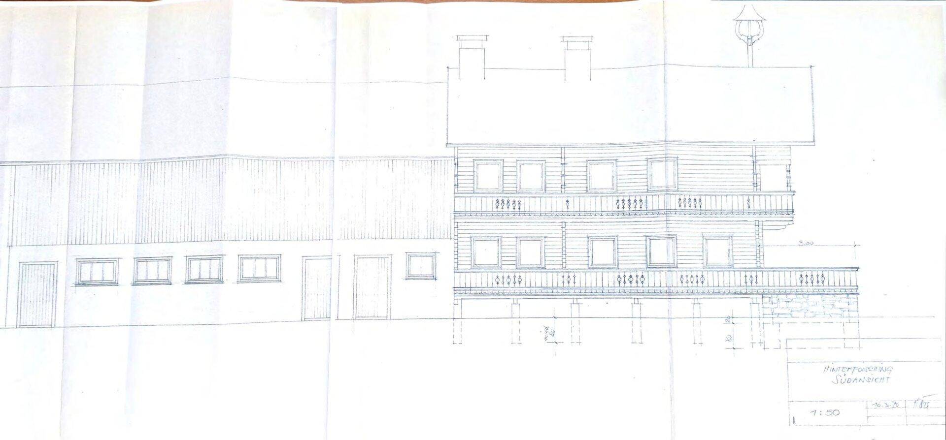 Architektonische Zeichnung der Südansicht eines erweiterten Holzhauses mit Balkonen.