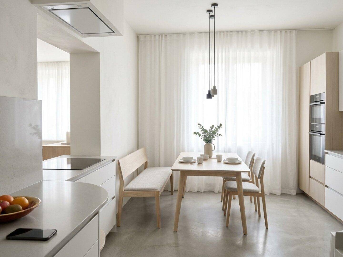 Helle, moderne Küche mit Essbereich, Holzelementen und großen Fenstern mit Vorhängen.