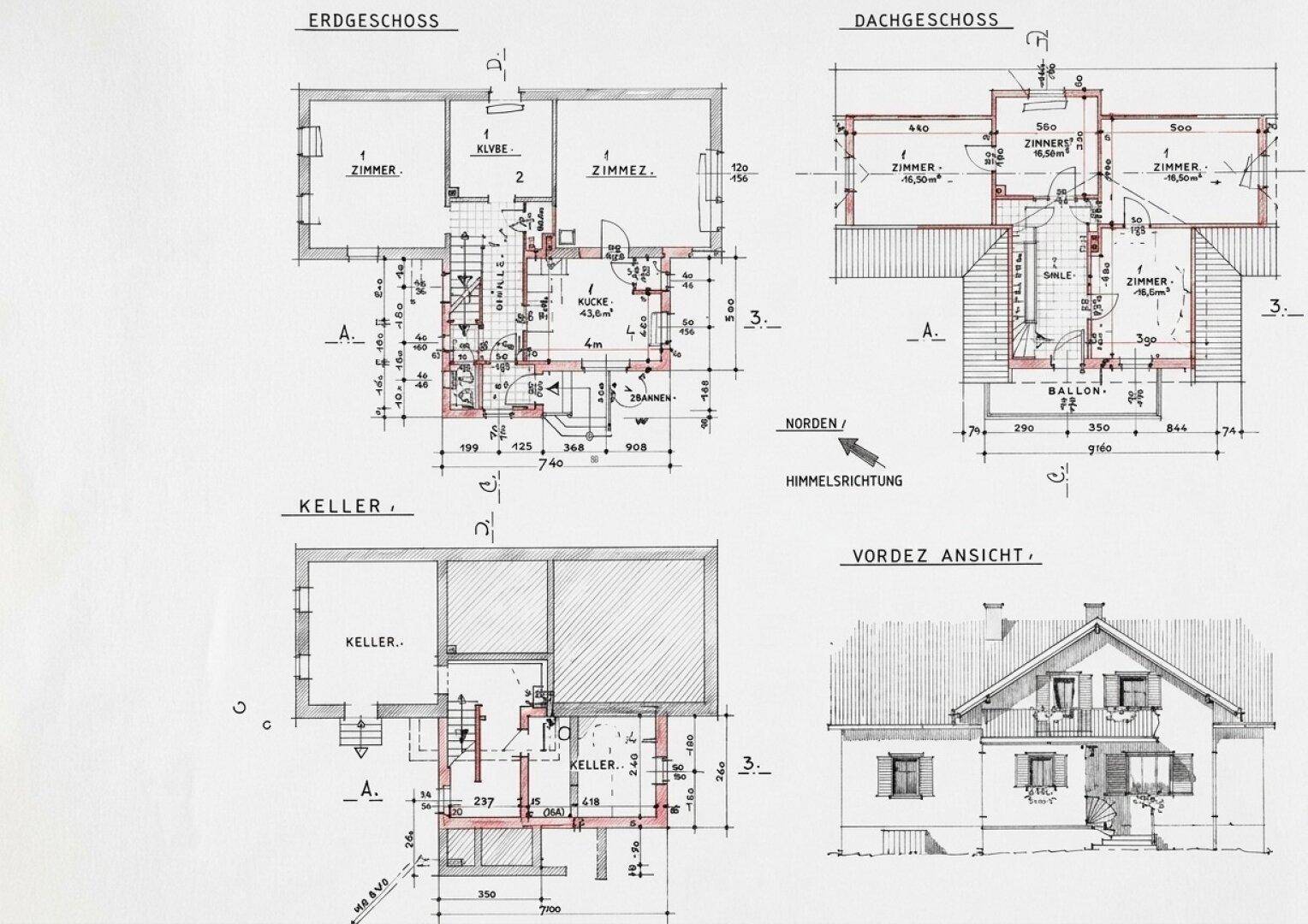 Detaillierter Grundriss mit Erdgeschoss, Dachgeschoss, Keller und Vorderansicht des Hauses.