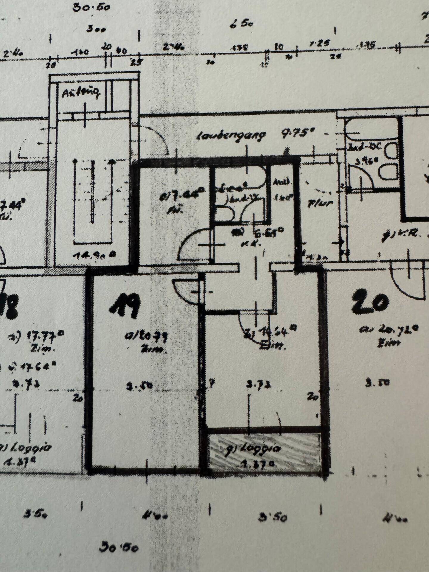 Detaillierter Grundriss mit Raumaufteilung und Maßen, inklusive einer Loggia.