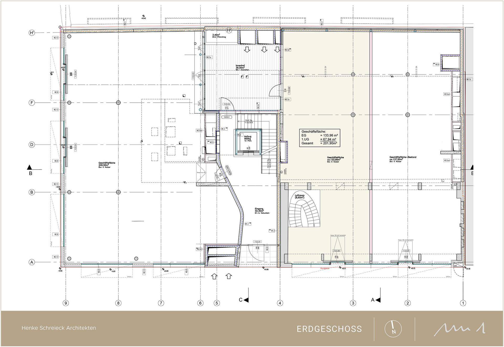 Grundriss des Erdgeschosses mit Geschäftsflächen, Treppenhaus und Aufzug.