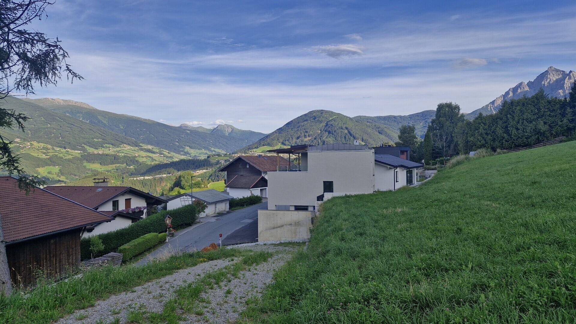 Panoramablick auf die umliegende Wohngegend und die beeindruckende Berglandschaft.