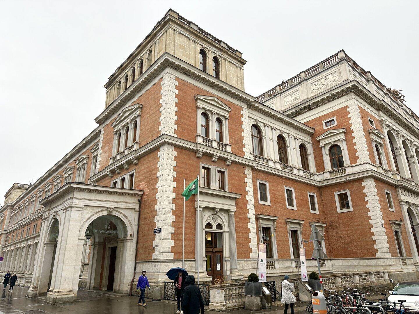 Historisches Gebäude mit aufwendiger Fassade, vielen Fenstern und architektonischen Details in der Stadt.