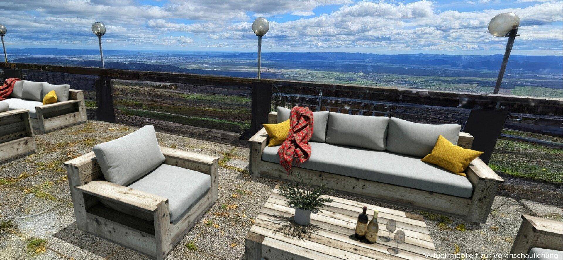 Virtuell möblierte Außenterrasse mit bequemen Lounge-Möbeln und einem atemberaubenden Panoramablick.