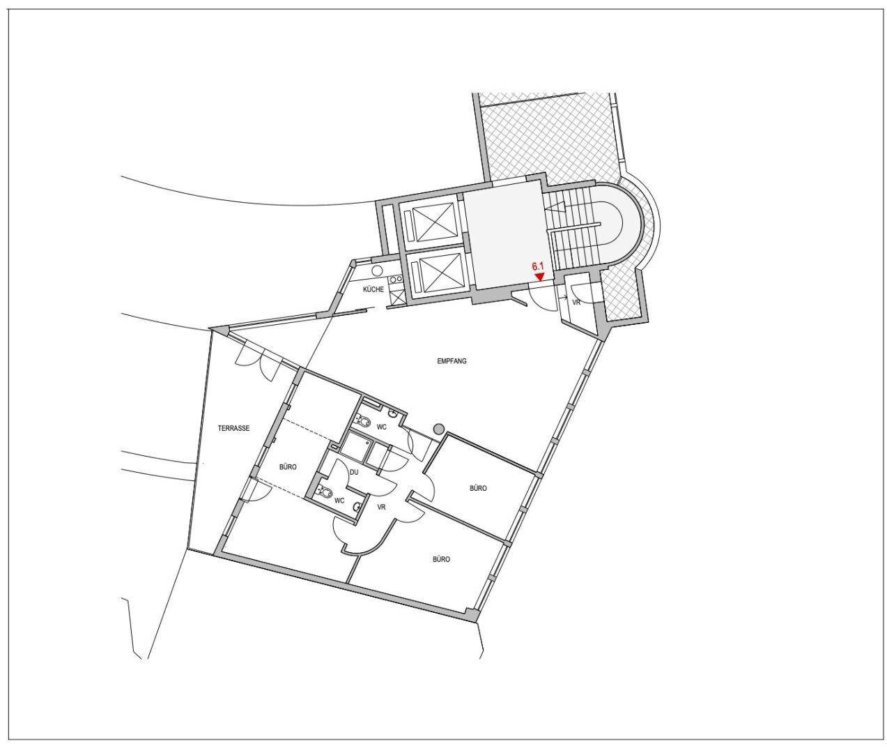 Grundrissplan mit mehreren Büroräumen, einer Küche, Empfangsbereich und einer Terrasse. Ein Aufzug ist ebenfalls eingezeichnet.