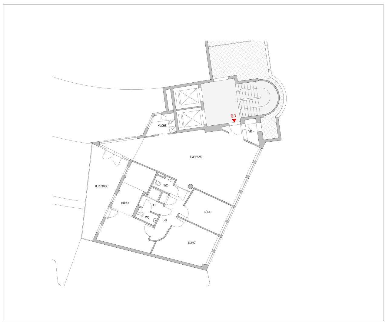 Grundrissplan mit mehreren Büroräumen, einer Küche, Empfangsbereich und einer Terrasse. Ein Aufzug ist ebenfalls eingezeichnet.