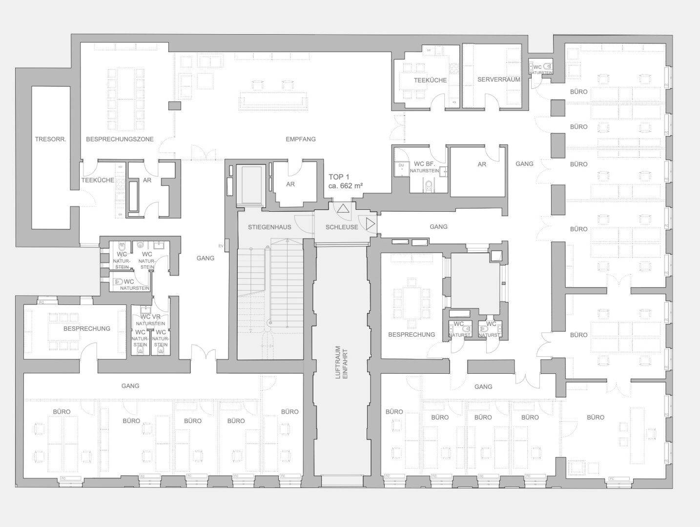 Detaillierter Grundriss einer Etage mit verschiedenen Büroräumen, Besprechungszonen und Sanitäranlagen.