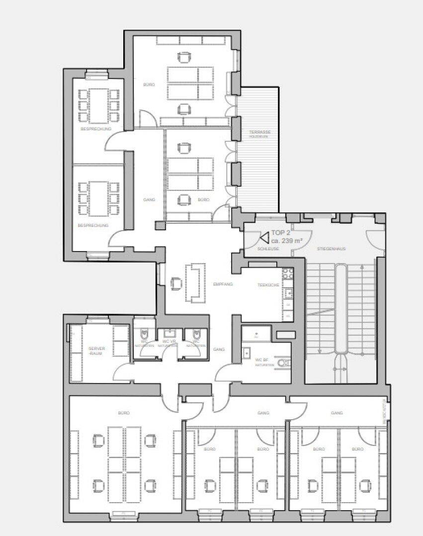 Detaillierter Grundrissplan einer Büroetage mit mehreren Räumen und Terrassenzugang.