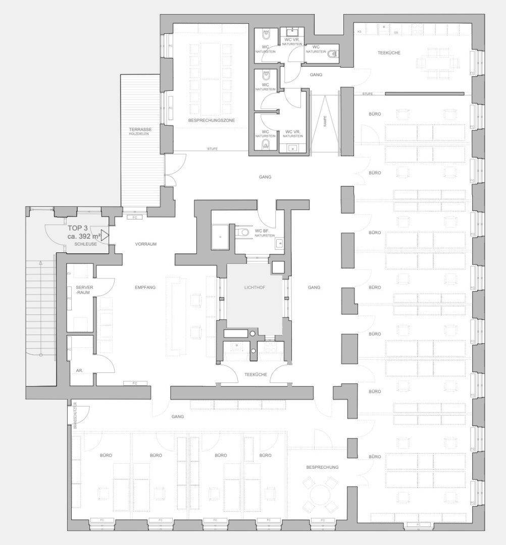 Detaillierter Grundriss einer großen Etage mit Büros, Besprechungszonen, Teeküchen und einer Terrasse.