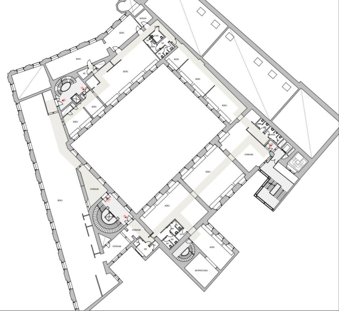 Detaillierter Grundriss eines Gebäudes mit mehreren Räumen und Treppenhäusern.