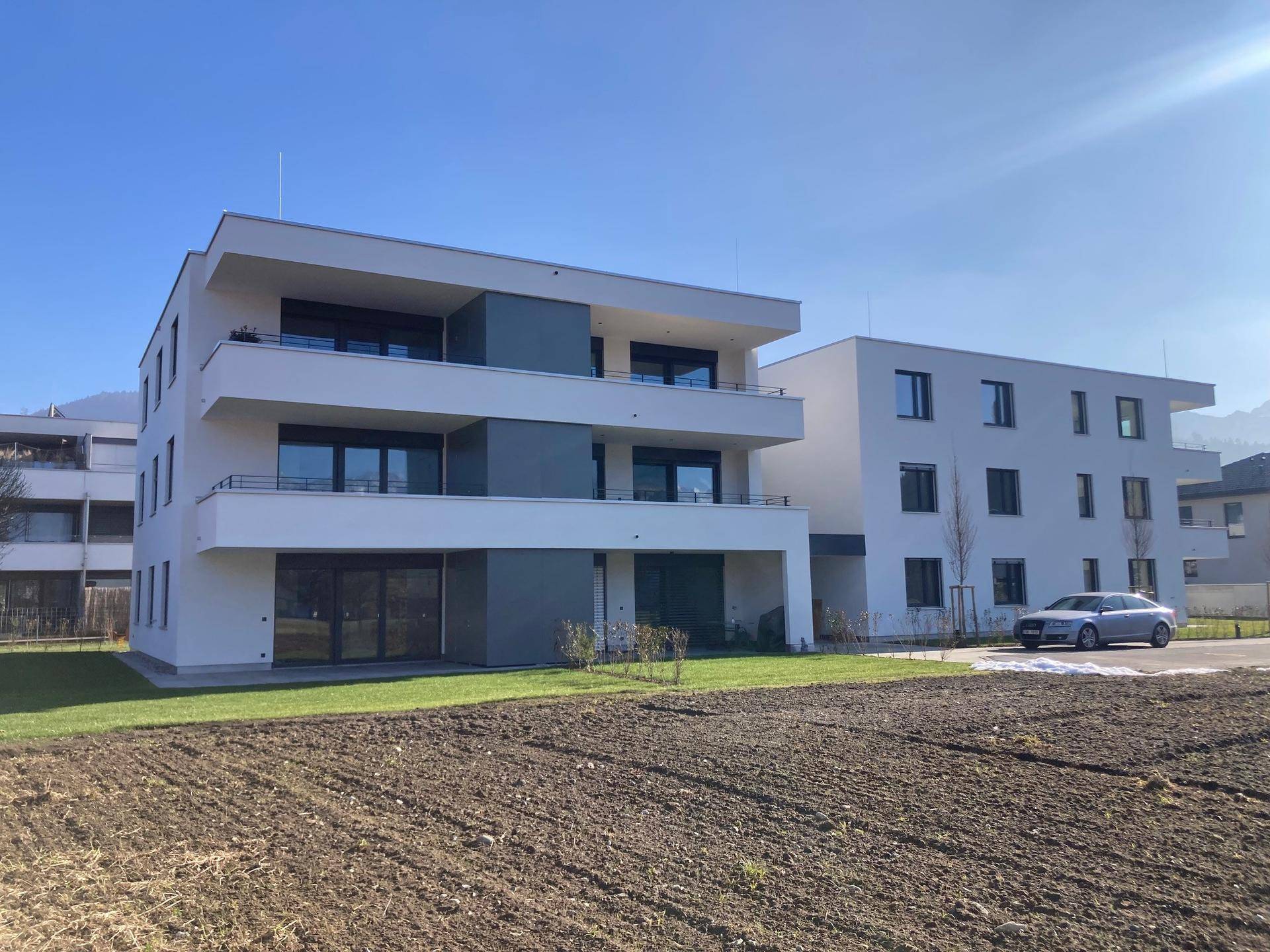 Moderne Neubauwohnungen mit klaren Linien, großen Fenstern und Balkonen in sonniger Lage.