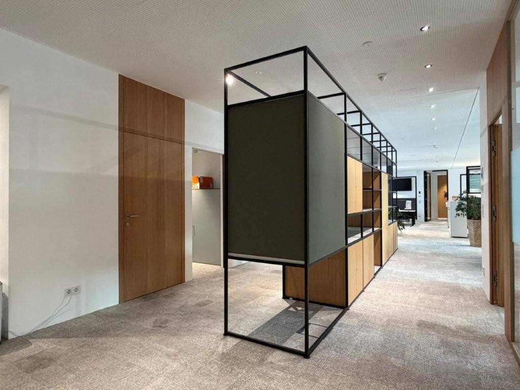 Moderner Flur mit Teppichboden, Holzwänden und einem stilvollen Raumteiler aus Metall und Holz.