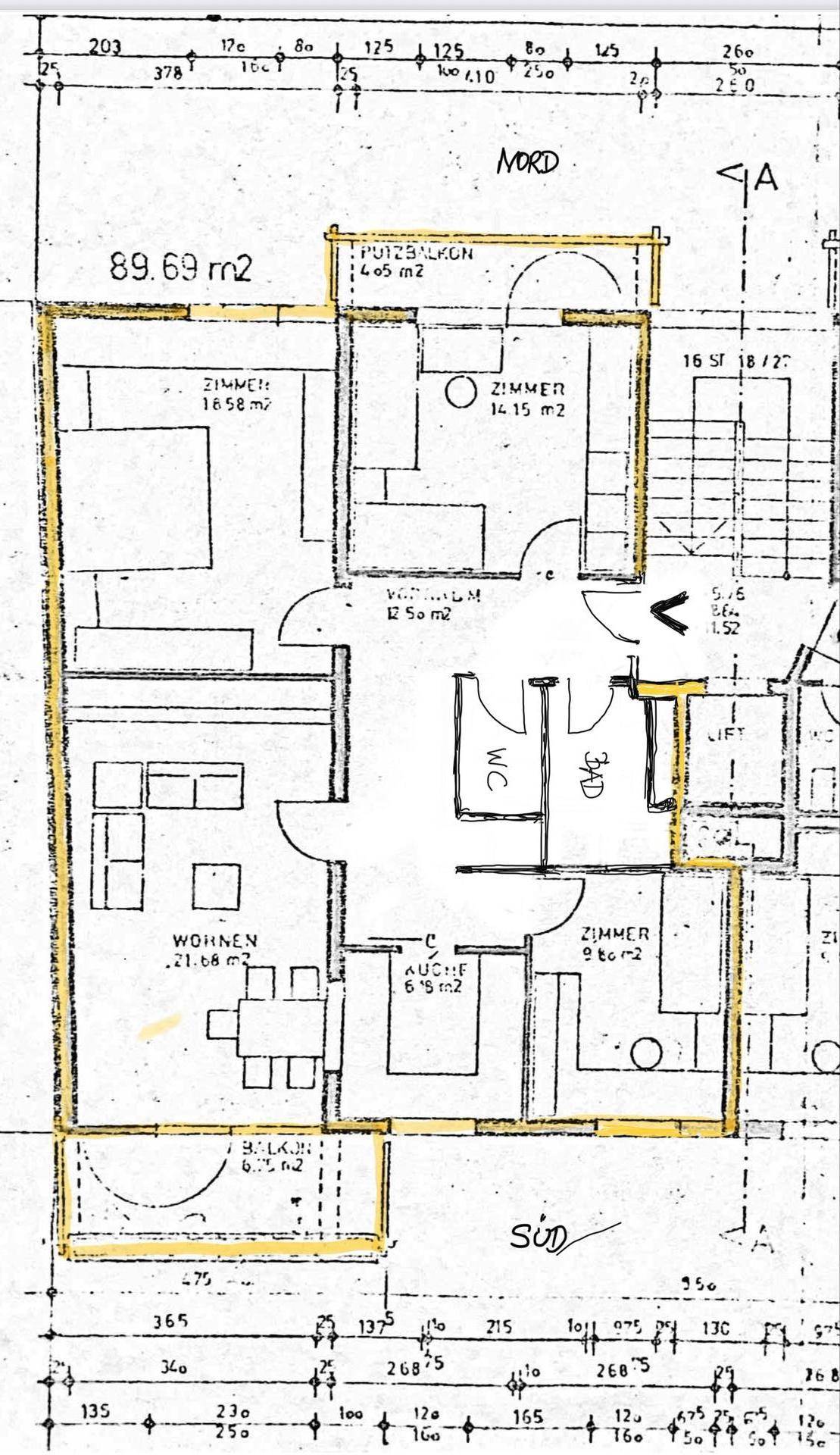 Grundrissplan einer Wohnung mit 89.69 m², drei Zimmern, Bad, WC, Balkon und Aufzug.