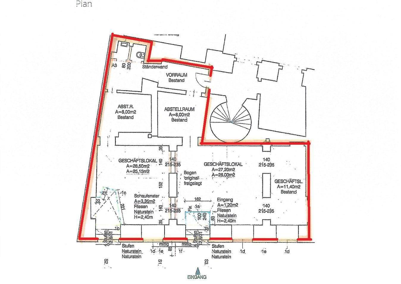 Grundriss eines Geschäfts mit mehreren Verkaufsräumen, Abstellflächen und einem Eingangsbereich, inklusive Schaufenstern und WC.