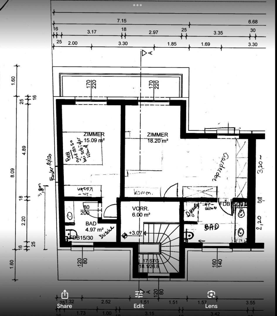 Grundriss des Obergeschosses mit Schlafzimmern und Bädern, inklusive Treppenaufgang.