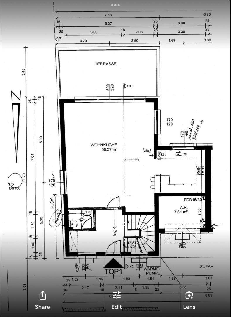 Grundriss des Erdgeschosses mit offener Wohnküche und Terrasse, inklusive Maßen.