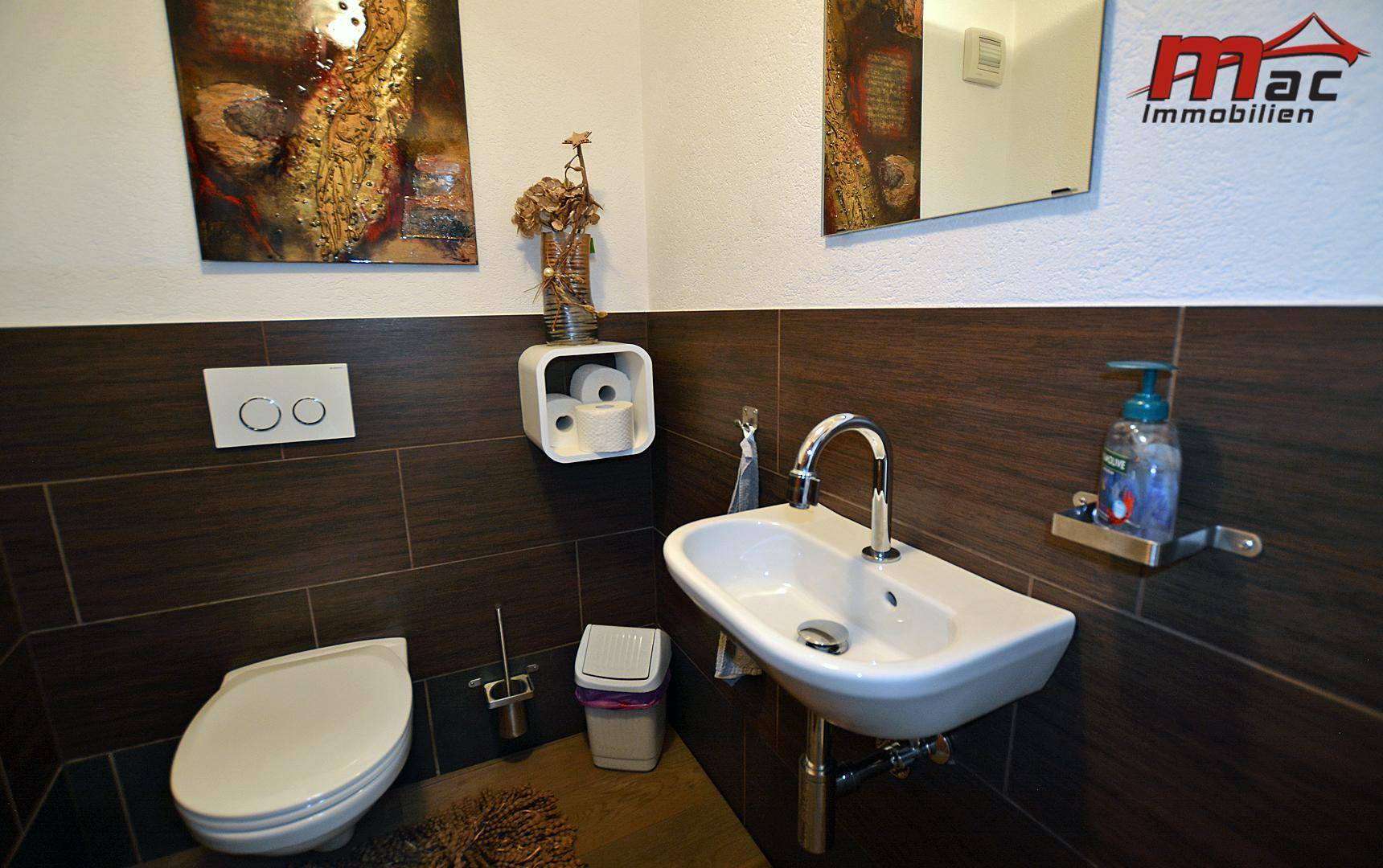 Modernes Gäste-WC mit dunklen Fliesen und Wand-WC.