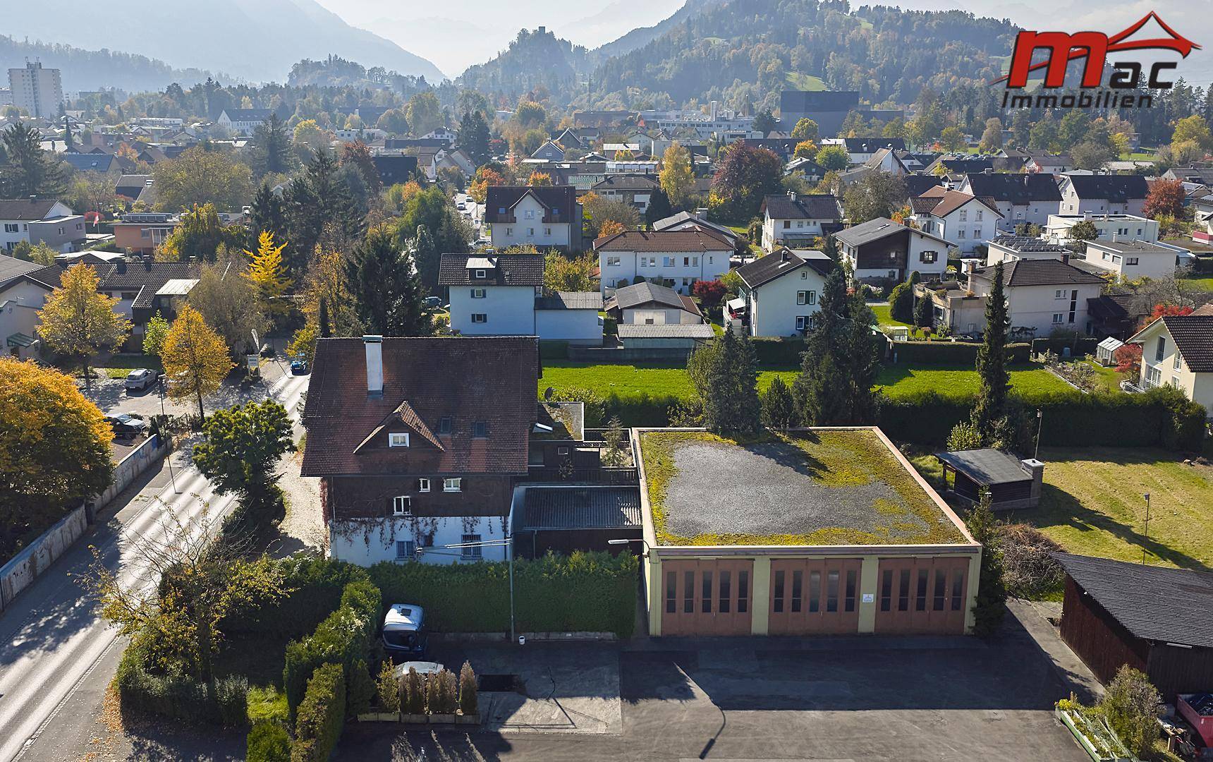Übersicht aus der Vogelperspektive des Grundstücks und der angrenzenden Bebauung mit herbstlicher Vegetation.