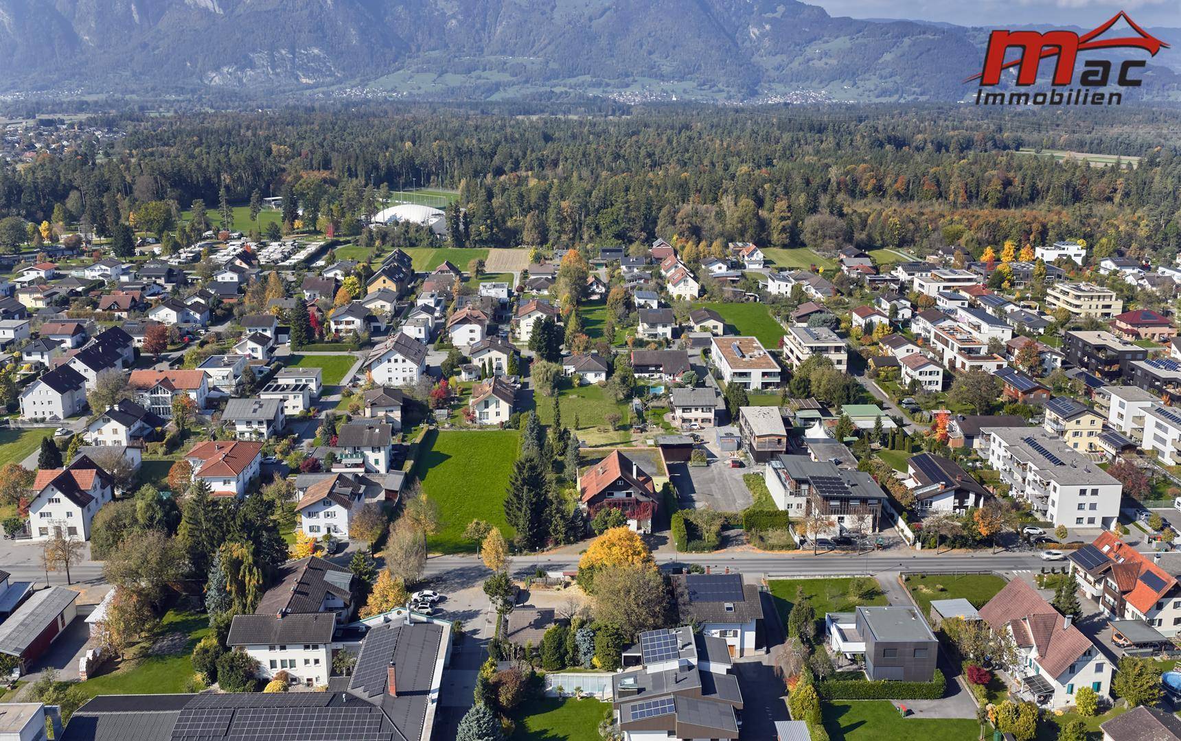 Panoramische Luftaufnahme der Wohngegend mit weitem Blick auf Wälder, Berge und Siedlungen.