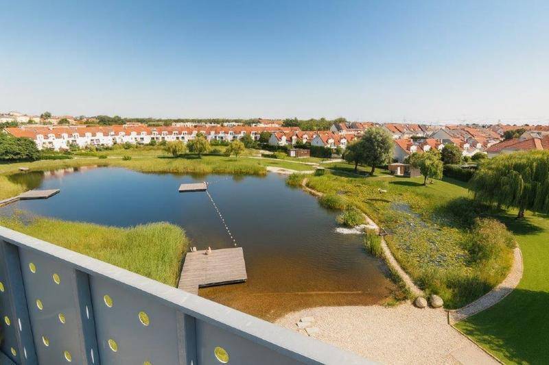 Panoramablick auf den See und die umliegende Wohnsiedlung von der oberen Etage.