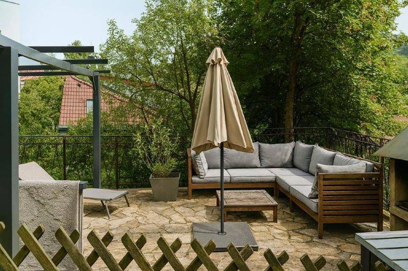Terrassenbereich_mit_Edelstahlgriller_für_das_2__Obergeschoss