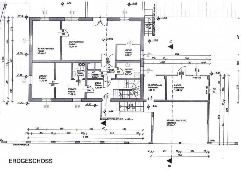 Grundriss des Erdgeschosses mit Wohnzimmer, Schlafzimmern und Carport.