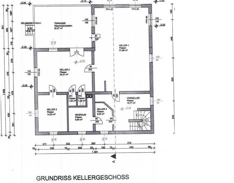 Grundriss des Kellergeschosses mit Kellerräumen, Heizraum und Terrasse.
