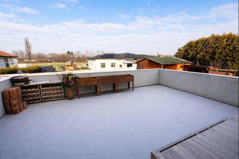 Große Dachterrasse mit Pflanzkästen und weitem Blick über die Umgebung.