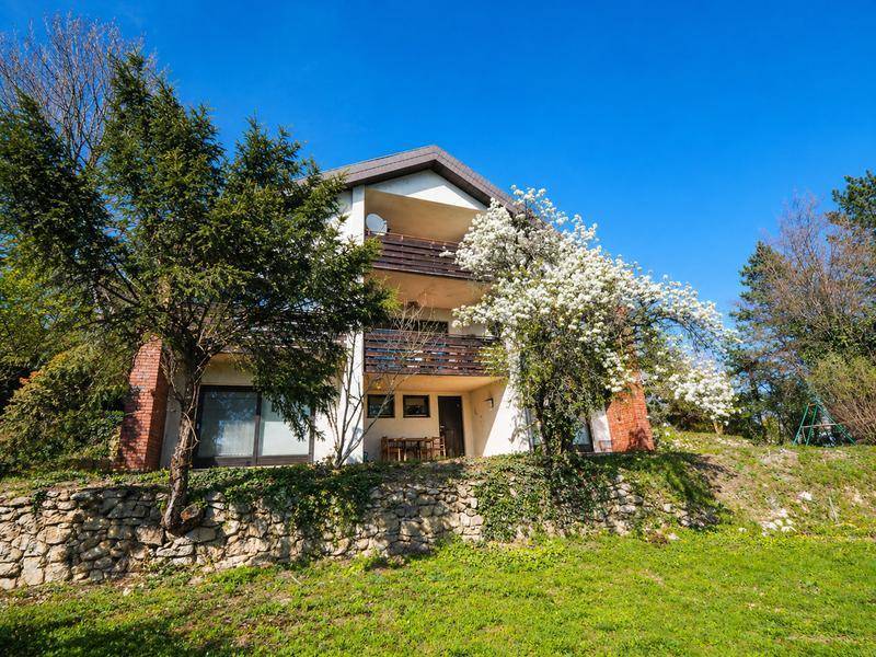 Rarität mit herrlichem Ausblick: Gediegenes Haus mit großem Grundstück!