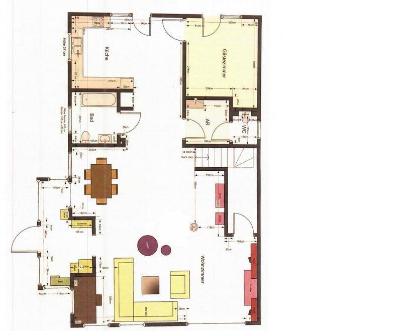 Grundriss des Erdgeschosses mit offener Küche, Wohnzimmer, Essbereich und Gästezimmer.