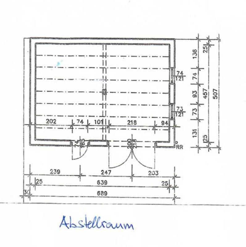 Detaillierter Grundriss eines Abstellraums mit Maßen und Türöffnungen.