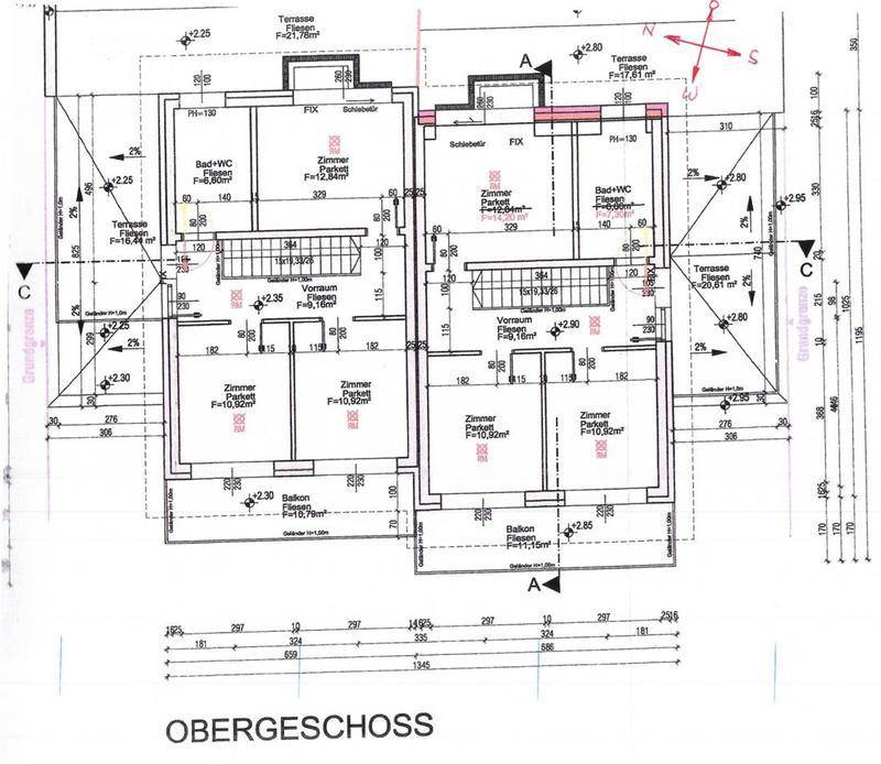 Grundriss des Obergeschosses mit Schlafzimmern, Bädern und Balkonzugang.