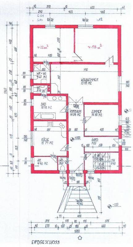 Grundriss des Erdgeschosses mit Wohnzimmer, Küche und weiteren Räumen.