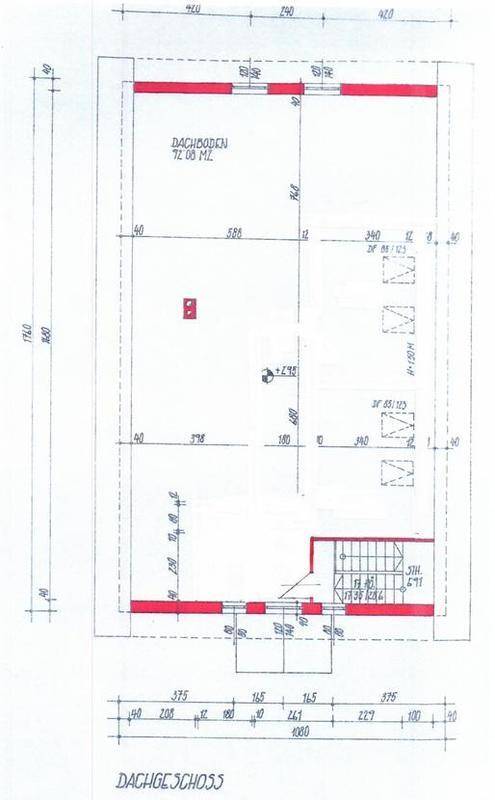 Grundriss des Dachgeschosses mit großem Dachbodenbereich und Treppenzugang.