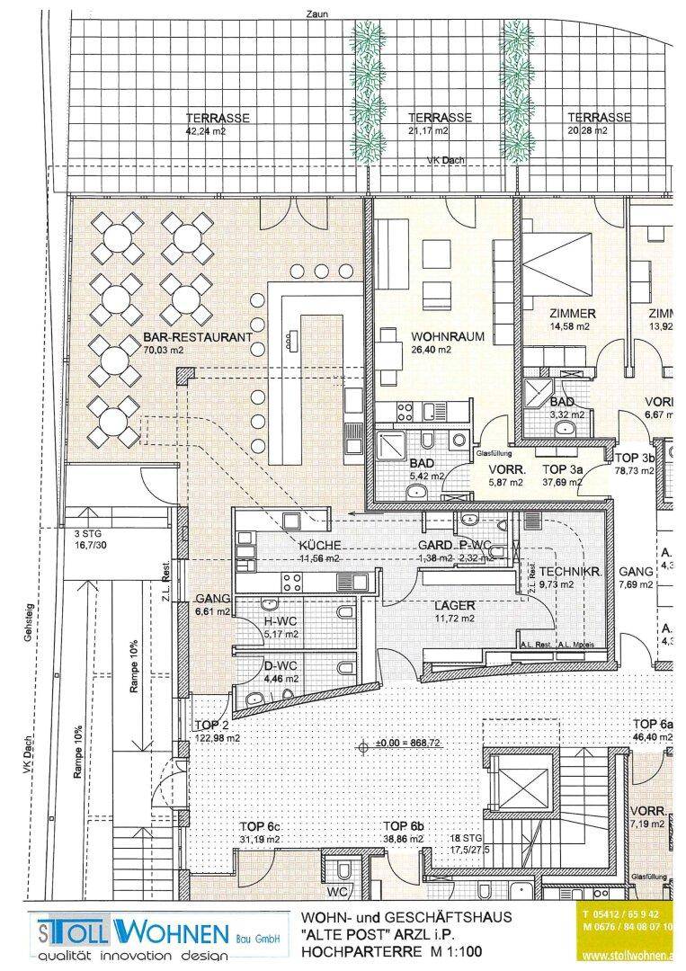 Grundrissplan eines Geschosses mit Bar-Restaurant, Wohnbereichen, Bädern und mehreren Terrassen.