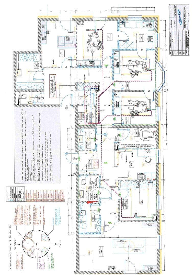 Detaillierter Grundrissplan einer Gewerbefläche mit mehreren Behandlungsräumen und technischen Installationen.