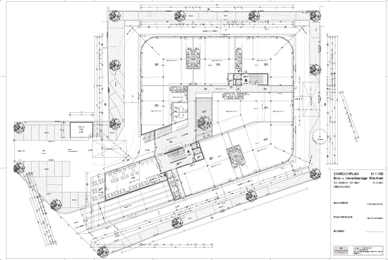 Detaillierter Grundriss des Erdgeschosses mit Restaurantbereich, Büros und Parkplätzen.