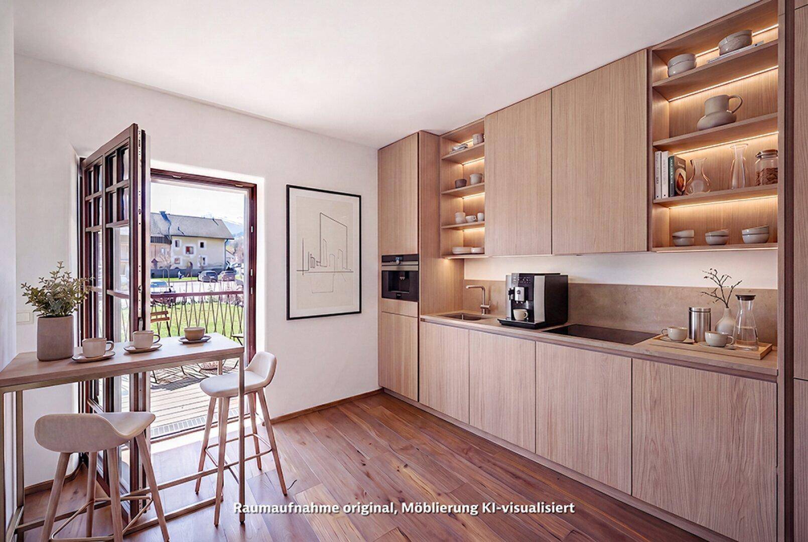 Moderne Küche mit hellen Holzfronten, integrierten Geräten und Zugang zu einem französischen Balkon.