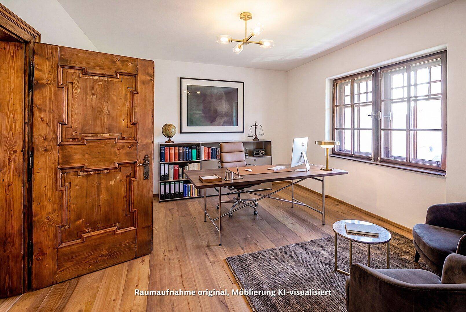 Helles Büro mit Holzboden, großem Schreibtisch und traditioneller Holztür.