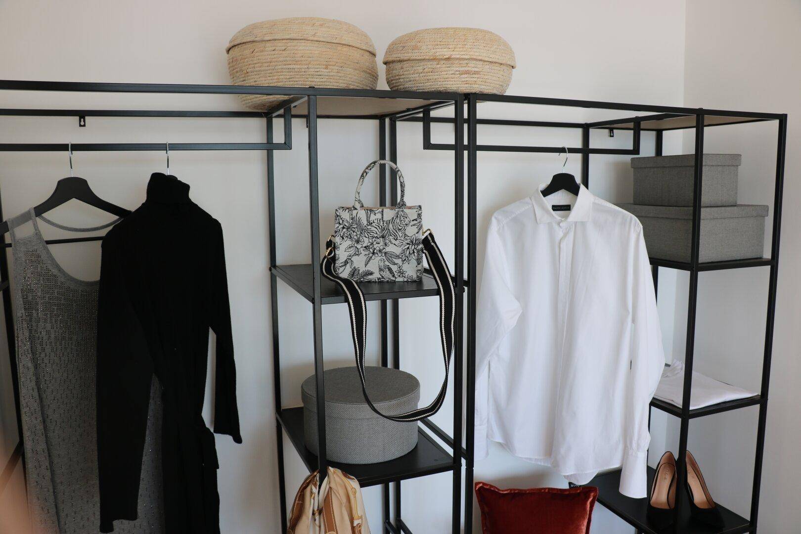 Offener Kleiderschrank mit Kleidung und Accessoires, praktisch und modern gestaltet.