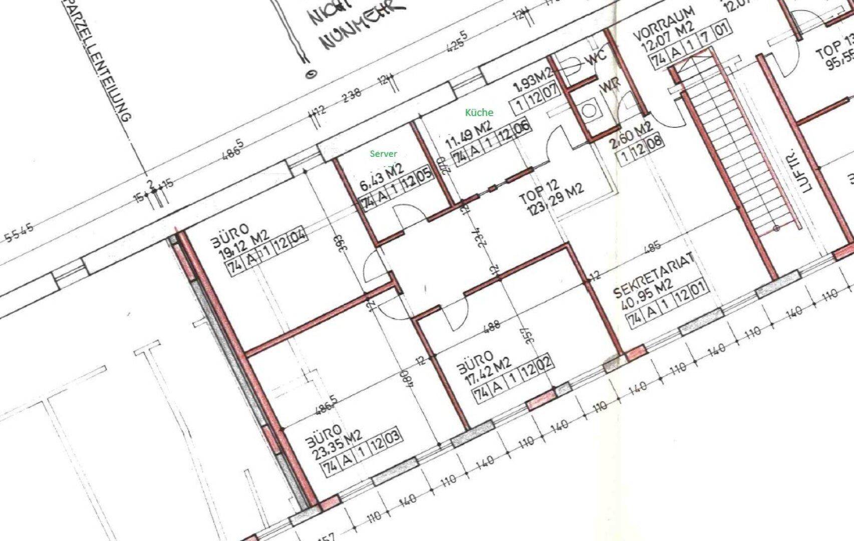 Detaillierter Grundrissplan mit mehreren Büroräumen, einer Küche und Sanitäranlagen auf einer Etage.