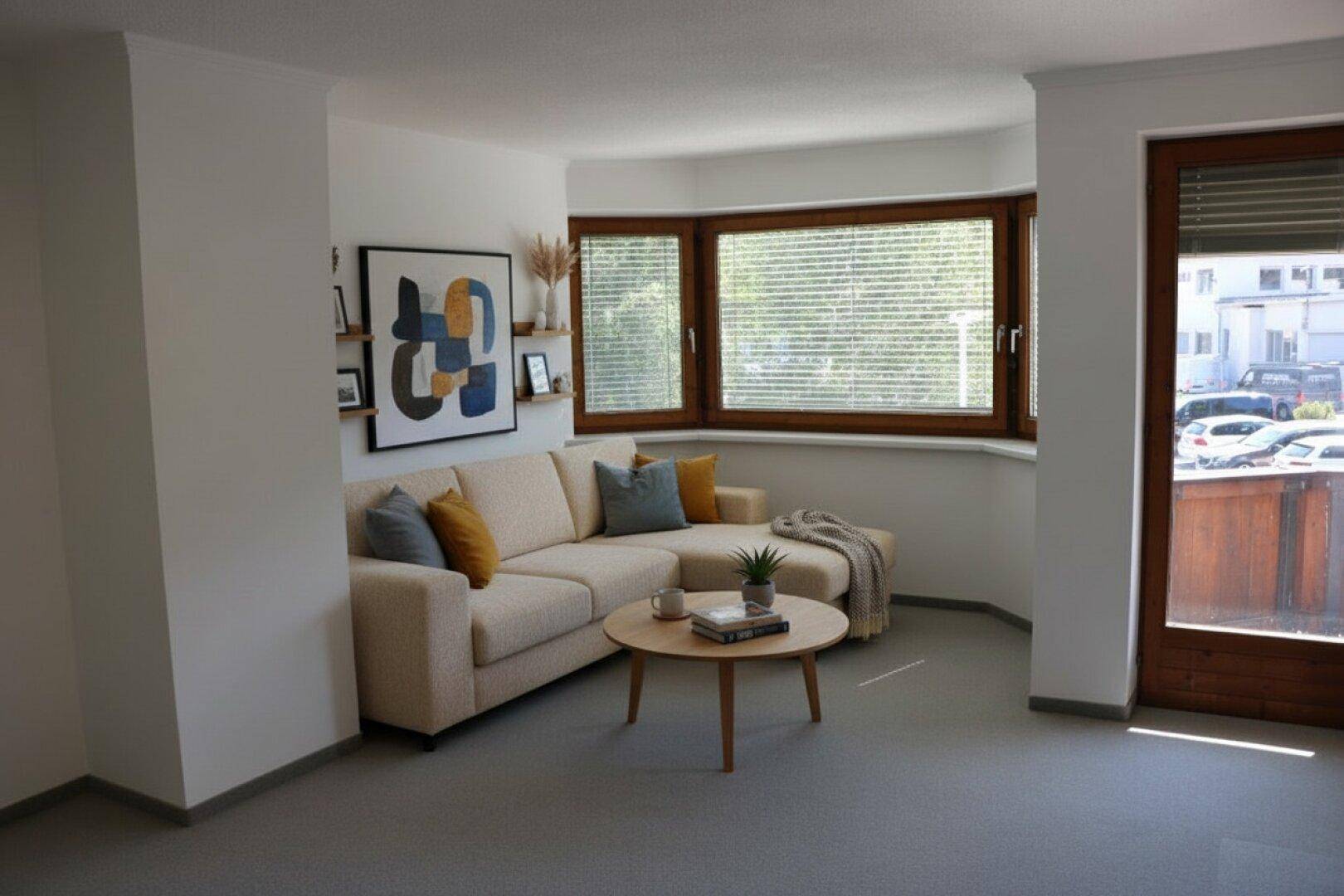 Gemütliches Wohnzimmer mit hellem Sofa, modernen Wandregalen und großen Fenstern für eine freundliche Atmosphäre.