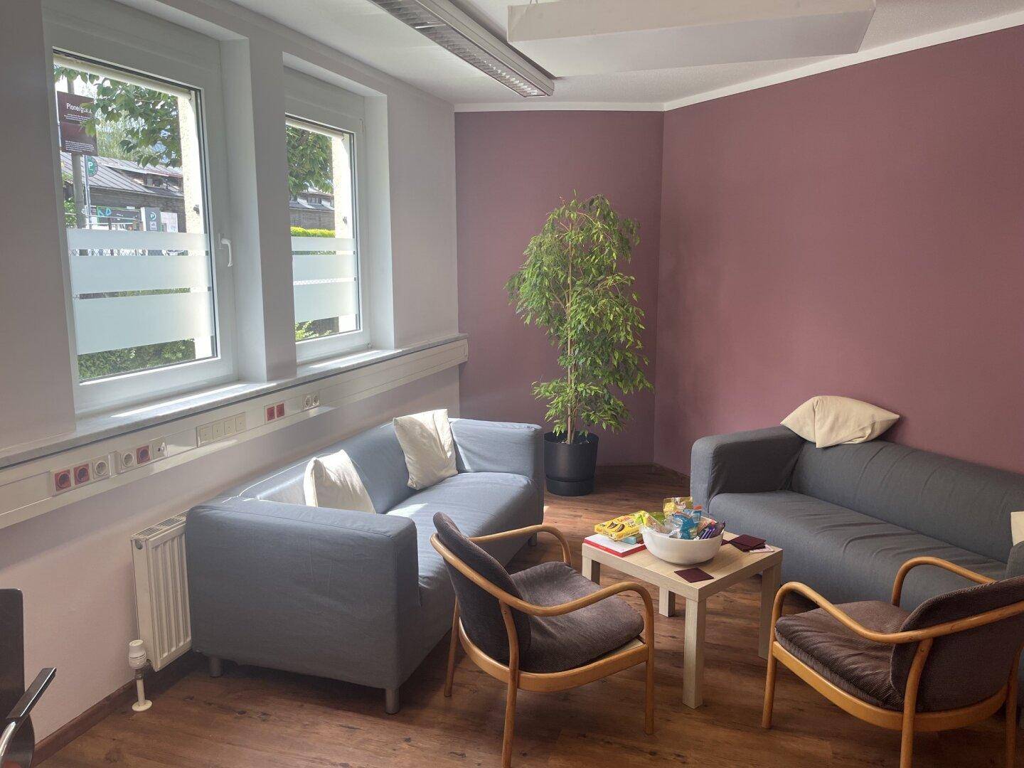 Gemütlicher Loungebereich mit bequemen Sofas, Sesseln und einem Couchtisch.